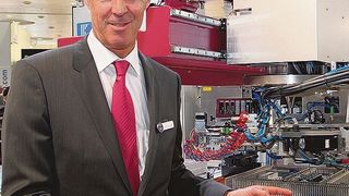 Dr.-Ing. Dipl.-Wirtsch.-Ing. Thomas Steffen, Geschäftsführer der Rittal GmbH & Co. KG, erläutert: „Das Verdrahtungszentrum Averex wurde speziell für die Verdrahtung von Schaltschrank-Montageplatten entwickelt.“ (Bild: Reinhold Schäfer)