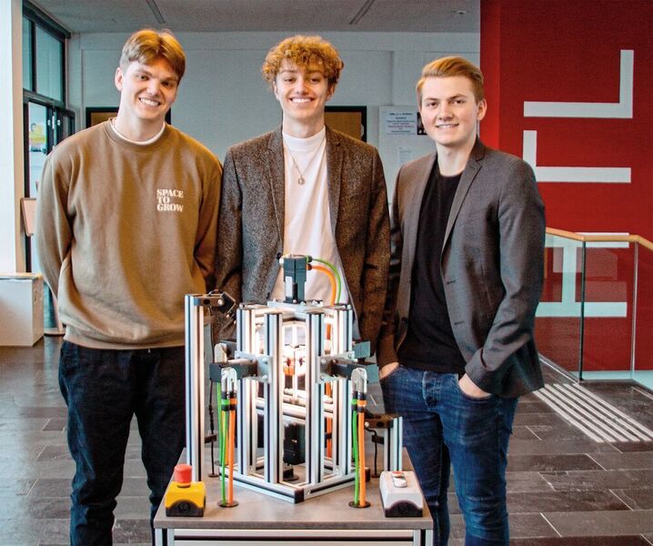 Markus Kreutzer, Paul Kreuzer und David Haidenhofer mit ihrem Diplomprojekt, dem «Rubik´s Cube Solver». (Sigmatek)