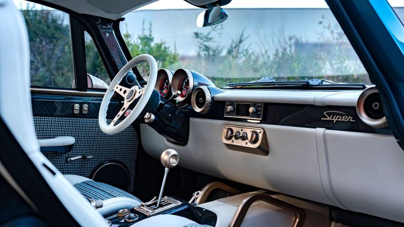 Eine Augenweide ist auch der mit viel Liebe zum Detail und schicken Materialien verfeinerte Innenraum des GT Super. Auch hier können Käufer aus beeindruckenden 21 unterschiedlichen Farbtönen auswählen. So dürfte jeder GT Super ein absolutes Unikat sein. (Bild: Totem Automobili )