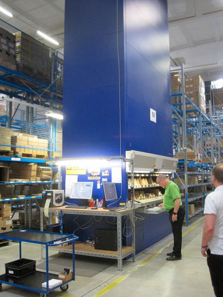 Frank Oelsch lässt es sich nicht nehmen, persönlich durch das Werk zu führen und erklärt geduldig die Funktion des Paternosters für kleinteilige aber hochpreisige Komponenten. (Bild: IT-Business)