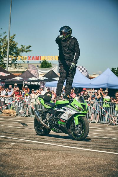 In diesem Jahr mit von der Partie: die Kawasaki Stuntshow von Chris Rid aus Markdorf am Bodensee. Sein Motto: Ein Leben auf zwei Rädern – nicht immer mit beiden am Boden, aber auch noch nicht völlig abgehoben. (Bild: Technikmuseum)
