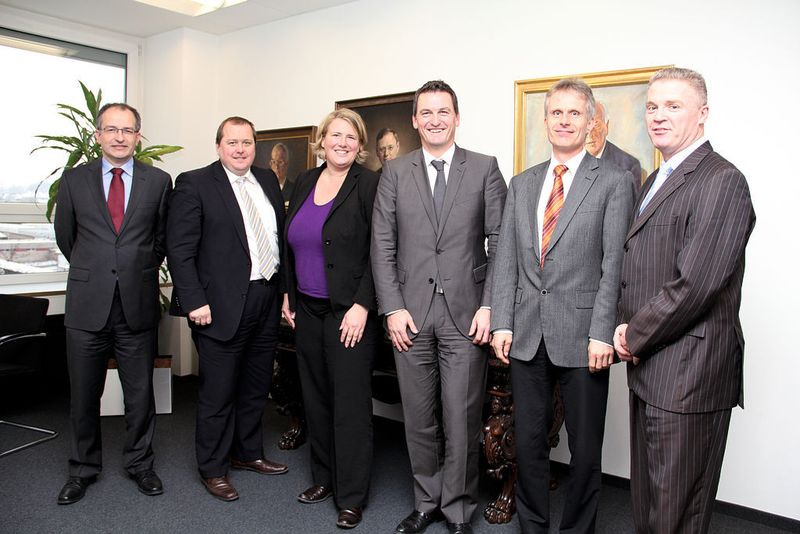 Die Diskussionsrunde (v. l.): Peter Steinmüller (MM), Karsten Graf (Manpower Professional), Andrea Dauch (Randstad), Stefan Polak (Job AG), Dr. Dieter Traub (Orizon), Ken Fouhy (MM).  (Bild: Schreier)