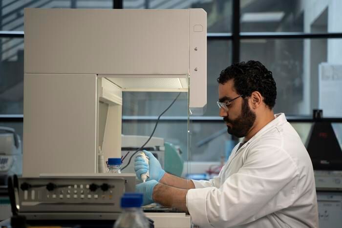 Die Arbeit mit der Hefe erfolgt unter sterilen Laborbedingungen. (Bild: Eurac Research, Andrea De Giovanni)