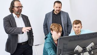 Im Rahmen eines Workshops bei Skoda Design in Mladá Boleslav trafen die Teilnehmer Chefdesigner Oliver Stefani (li.). (Bild: Skoda)