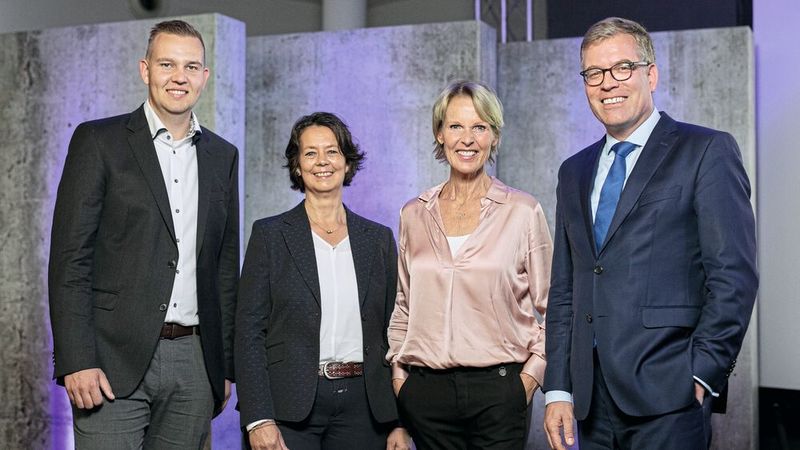 Die Input-Geber der Nacht des Kfz-Gewerbes in Schleswig-Holstein: (v.l.) Christoph Stricker (ZDK), Nina Eskildsen (Präsidentin Kfz-Verband Schleswig-Holstein), Regina Först (Trainerin) Jan-Nikolas Sontag (Geschäftsführer Kfz-Verband Schleswig-Holstein). (Bild: Eva Biederbeck/LV SH)