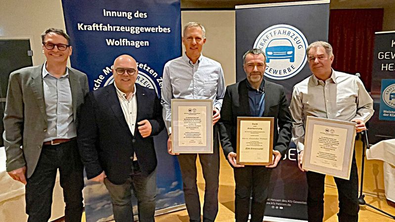 Ehrungen bei der Delegiertenversammlung in Hessen (v. l.): Joachim Kuhn, Geschäftsführer des Kfz-Landesverbands Hessen, Thorsten Krämer (Landesinnungsmeister und Vizepräsident) mit den Geehrten Harms Böttger (Obermeister Innung des Kfz-Gewerbes Wolfhagen), Alexander Thomas (1. Vorsitzender Gesellenprüfungsausschuss Hofgeismar-Wolfhagen) und Ralf Kniwel (Kfz-Innung Wolfhagen).(Bild:  Kfz-Gewerbe Hessen)