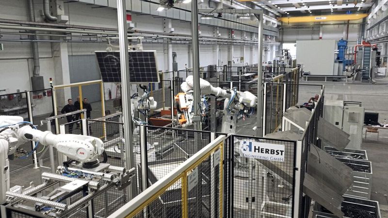 Die ABB-Roboter arbeiten in verschiedenen Bearbeitungsstationen und transportieren die Panels zwischen den einzelnen Prozessschritten. (Bild: ABB Robotics)