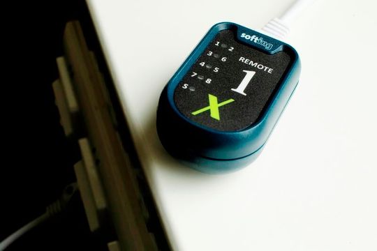 Die Smart Remote wird am anderen Ende der Kupferstrecke angeschlossen und gehört zum Standard-Lieferumfang des LinkXpert SQ.(Bild:  Softing IT Networks)