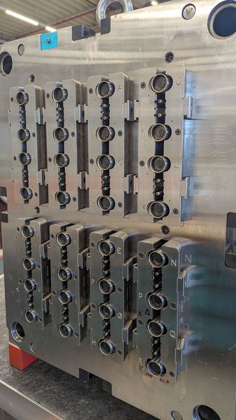 Bei RKT werden auch Spritzgießwerkzeuge mit vielen Formnestern, Kavitäten genannt, konstruiert und gebaut. Hier ein 32-fach-Werkzeug für die Herstellung von Dichtungsringen. (Bild: RKT)