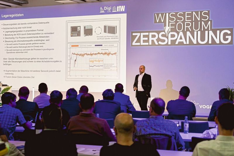 Tim Reeber vom Institut für Werkzeugmaschinen der Universität Stuttgart über das Potential von Lageregelungsdaten. (Bild: Stefan Bausewein)