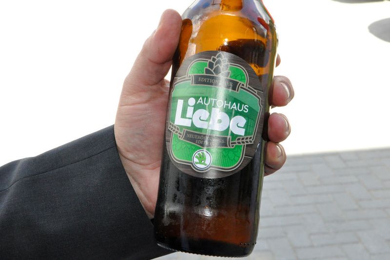 Seine Mitarbeiter hatten zudem eine Sonderedition Liebe-Bier zur Eröffnung organisiert. (Grimm / »kfz-betrieb«)
