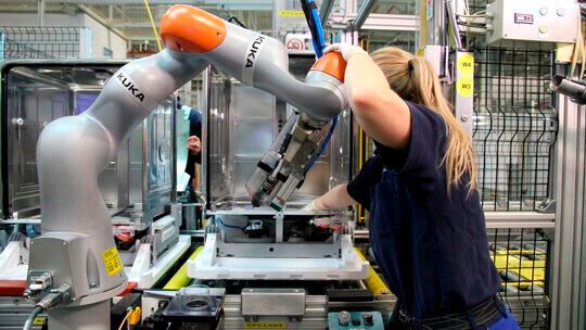 Die Nachfrage nach Industrierobotern ist so stark wie nie, das Jahr 2021 führte weltweit zu Rekordumsätzen. Dennoch nimmt die Branche in Deutschland von den recht positiven Prognosen für 2022 jetzt Abstand. Hier mehr dazu.(Bild:  Kuka)