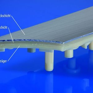 Bild 1: Zierleiste aus einem dreischichtigen Verbund, die durch Montagespritzgießen hergestellt wurde. Voraussetzung dafür ist die eingespritzte TPE-Zwischenschicht. Bild: LKT