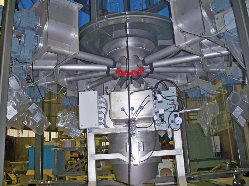 Durch die besondere Bauform der Solids PreciDos ist es möglich, mit acht Dosiergeräten eine relativ kleine Drehschalenwaage, die im Staubgehäuse eingebaut ist, zu beschicken.  (Bild: S.S.T.-Schüttguttechnik)