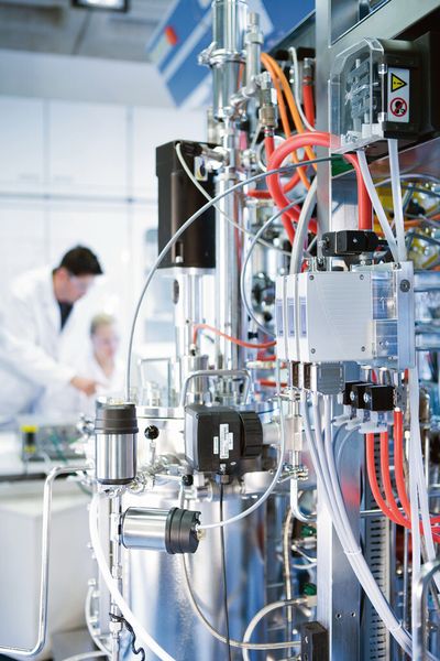 Die Liquid Flow Controller von Bürkert im Einsatz bei einem Kunden. (Bild: Keller)