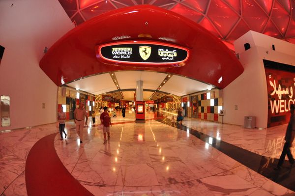 Die Ferrari-World in Abu Dhabi heißt die Gäste willkommen. (Archiv: Vogel Business Media)