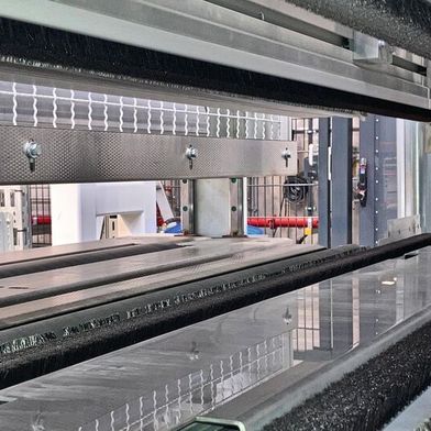 Macht Schichtstoff für die Möbelindustrie frei von Staub: die Flächenreinigungsbürste mit dem Cross-Cleaning-System von Mink. (Bild: Stefanie Michel)