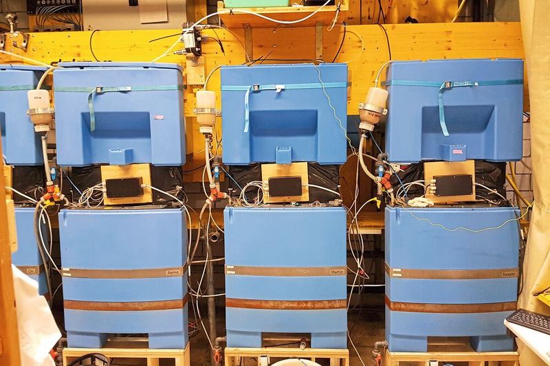 Die von der österreichischen Firma EOOS designten Wasserwände stehen hier in der Versuchshallte der Eawag für systematische Tests. (Christopher Ziemba, Eawag)