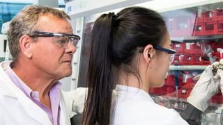 Professor Stefano Passerini und seine Mitarbeiterin Hyein Moon setzen an einer Handschuhbox eine Natrium-Ionen-Batterie zusammen.  (Foto: Amadeus Bramsiepe, KIT)