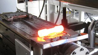 Blick in den Querkeilwalzapparat am IPH: Im Forschungsprojekt „CoVaForm“ soll eine ähnliche Maschine konstruiert und gebaut werden, die speziell für Hüftimplantate aus Titan ausgelegt wird. (Bild: IPH)