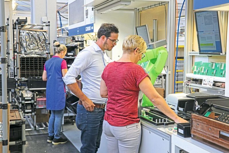 Andrè Furger, maître monteur chez V-ZUG, a informé ses employés très tôt des changements à venir dans le processus d'inspection et a pu les motiver à travailler avec le nouvel employé docile, le robot Fanuc. (Fanuc)