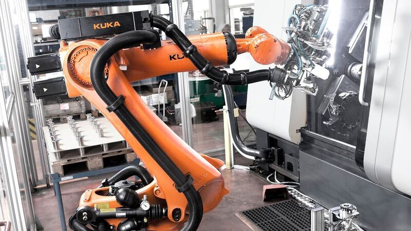 Ein Kuka KR Quantec Roboter be- und entlädt Werkzeugmaschinen mit verschiedenen Bauteilen. (Kuka)