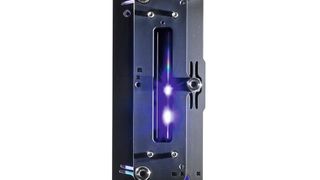 Für das Spektrometer an Bord des ESA-Satelliten FLEX haben  Forscher des Fraunhofer IOF einen hochpräzisen Doppelspalt auf Siliziumbasis entwickelt und gefertigt. (Bild: Fraunhofer IOF)