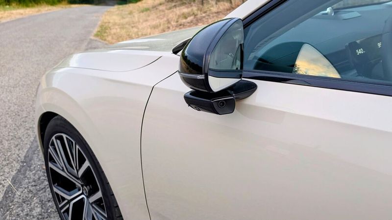 10. Die Sicherheitssysteme: Im Geely-Konzern steht die Marke Volvo für Sicherheit. Folglich lang ist im ES90 auch die Liste an aktiven Sicherheitssystemen: Eine ganze Armada aus Kameras und Sensoren überwachen die Umgebung des Fahrzeugs und greifen im Notfall ein.  (Bild: Mauritz – VCG)