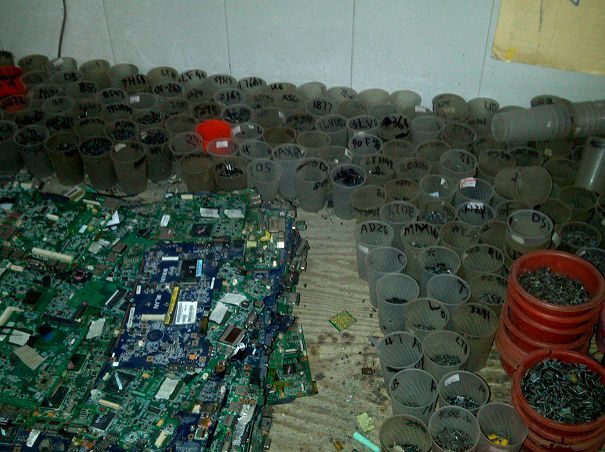 Markenware: Die Sammelbecher und -eimer tragen die Bezeichnungen vieler gängiger ICs renommierter Hersteller. (Bild: Privat)