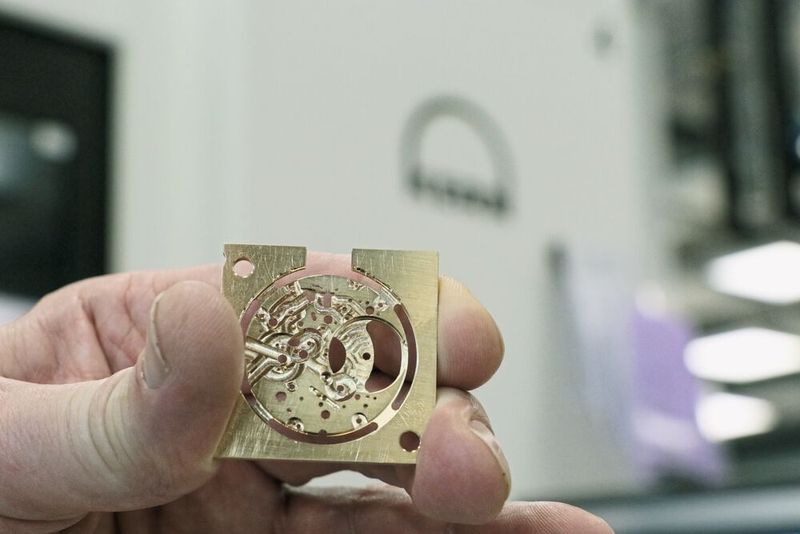 Mit bis zu 220 Merkmalen bearbeitet, kommen die Uhrenplatinen bei IWC stets perfekt von der Kern Micro HD. (Bild: Kern Microtechnik GmbH)