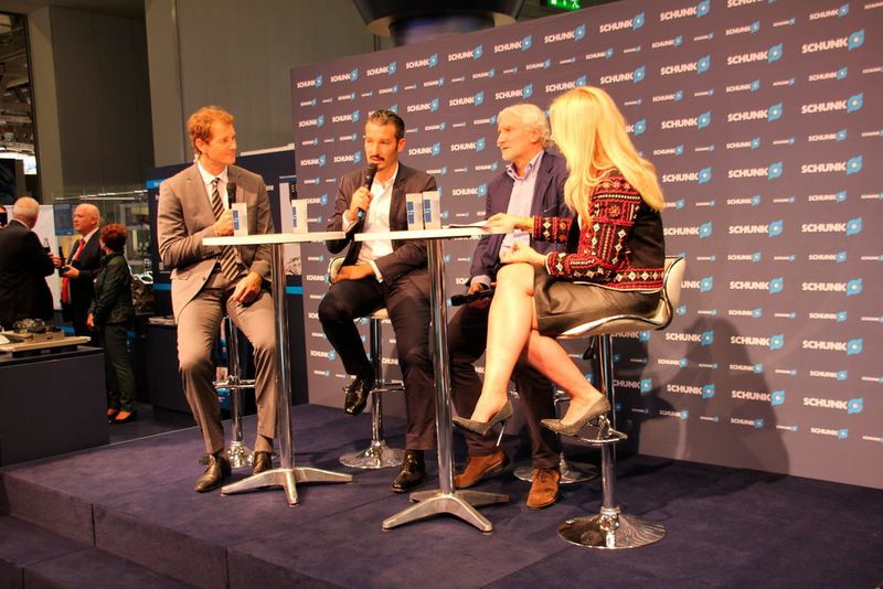 Schunk begeisterte mit seiner Talkrunde der Sport-Giganten. Anekdoten rund um legendäre Fußball-Momente wie das Halbfinalspiel der WM 2006 in Dortmund oder die WM 1990 in Italien gehörten ebenso dazu wie ein differenzierter Blick auf die italienische Serie A, die Bundesliga, die Champions League und die EM 2016. (Sonnenberg)