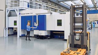Ein Flurförderzeug von Jungheinrich transportiert in der „Smart Factory“ von Trumpf in Ditzingen Teile auf einer Europalette fahrerlos zu den einzelnen Werkzeugmaschinen. (Trumpf)