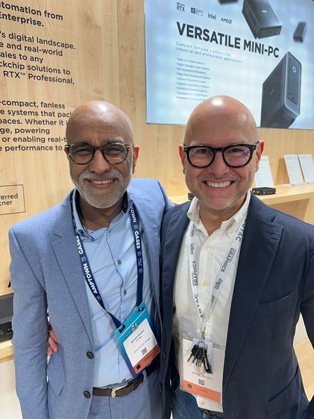 Erst kommt Barialai Sarwari (Shuttle) zu Maciej Wieczorek (ZOTAC) auf den Stand... (Bild: Vogel IT-Medien)