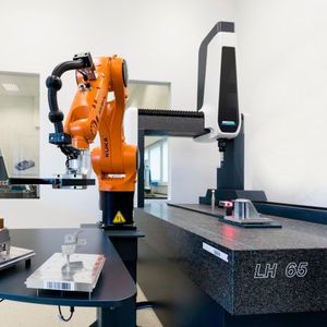 Linienintegriertes Koordinatenmessgerät mit automatischer Bestückung über einen Industrieroboter.
