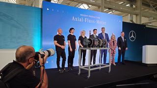 Start of Production des Axial-Fluss-Motors bei Mercedes-Benz in Berlin-Marienfelde. Dabei waren unter anderem drei Beschäftigte aus dem Werk Marienfelde (l.), Michael Schiebe (4. v.l.), Produktionschef des Autoherstellers; Verkehrsminister Patrick Schnieder; Ute Bonde, Senatorin für Mobilität, Verkehr, Klimaschutz und Umwelt des Landes Berlin; und Markus Keicher, Leiter des Mercedes-Werks Marienfelde. (Bild: Thomas Günnel – Automobil Industrie)