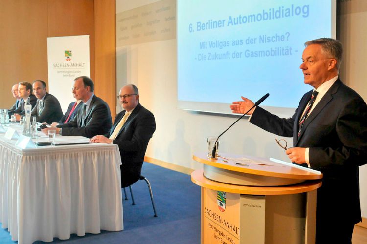 ZDK-Geschäftsführer Christoph Konrad diskutierte mit Gästen beim 6. Berliner Automobildialog über alternative Antriebe. (Foto: Zietz)