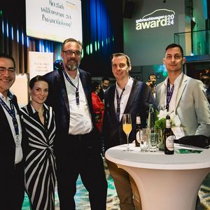 Das Team von APZ war gespannt auf die Preisverleihung. Beim Deutschen Remarketing Kongress am nächsten Tag stellte es unter Beweis, wie wichtig die Fahrzeugaufbereitung für ein ertragreiches Gebrauchtwagengeschäft ist.(Bild:  Stefan Bausewein)