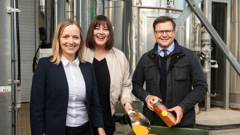 Von links: Traceless Gründerin und CEO Dr. Anne Lamp; Hamburgs Senatorin für Umwelt, Klima, Energie und Agrarwirtschaft; Carsten Schneider, Bundesminister für Umwelt, Klimaschutz, Naturschutz und nukleare Sicherheit (Bild:  Jonas Walter)