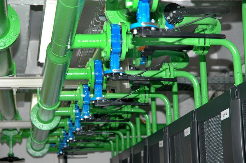 Wasserkühlung direkt am Rack; entwickelt im Rahmen eines „Loewe“-Forschungsprojekts an der Goethe Universität Frankfurt am Main.