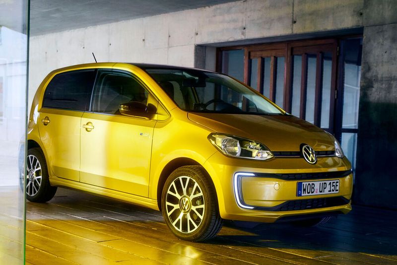 Reichweite rauf, Preis runter: Das elektrische Facelift VW E-Up soll bis zu 260 Kilometer schaffen und kostet 21.975 Euro. (VW)