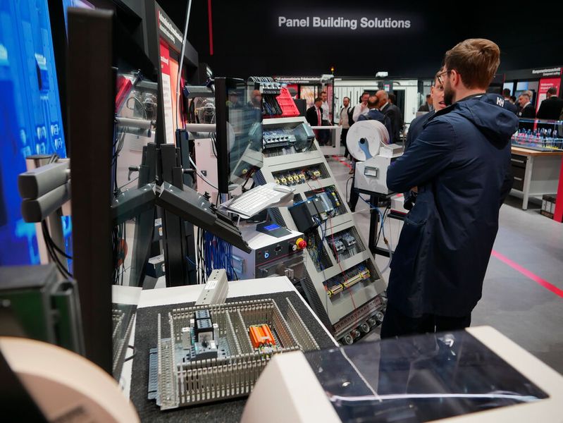 Mit Eplan wird der Schaltschrankbau immer einfacher. Die aktuelle Software des Unternehmens leitet den Mitarbeiter Schritt für Schritt durch die Prozesse und zeichnet die Fortschritte automatisch auf. Dicke Handbücher und aufwendige Zettelarbeit gehören damit der Vergangenheit an.  (Bild: Sandro Kipar/VCG)