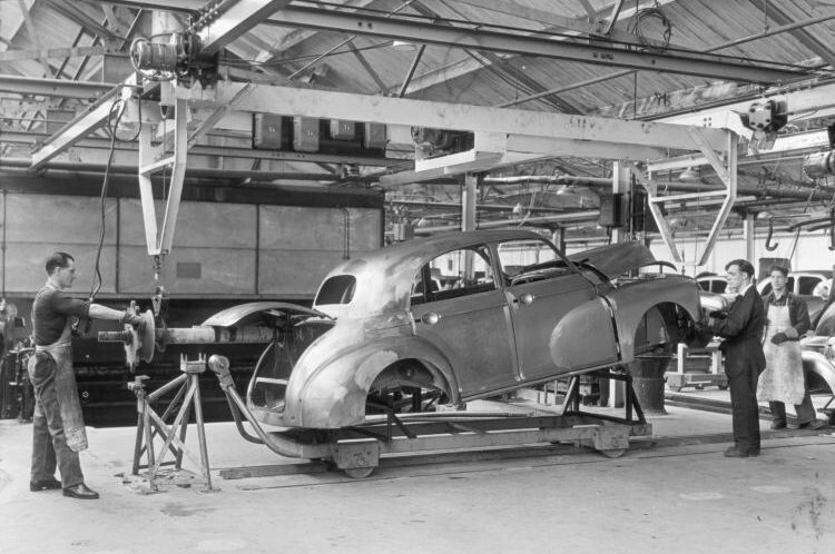 Hier wird gerade die Rohkarosse eines Morris MO Oxford für den Korrosionsschutzprozess vorbereitet. (Foto: BMW Group)