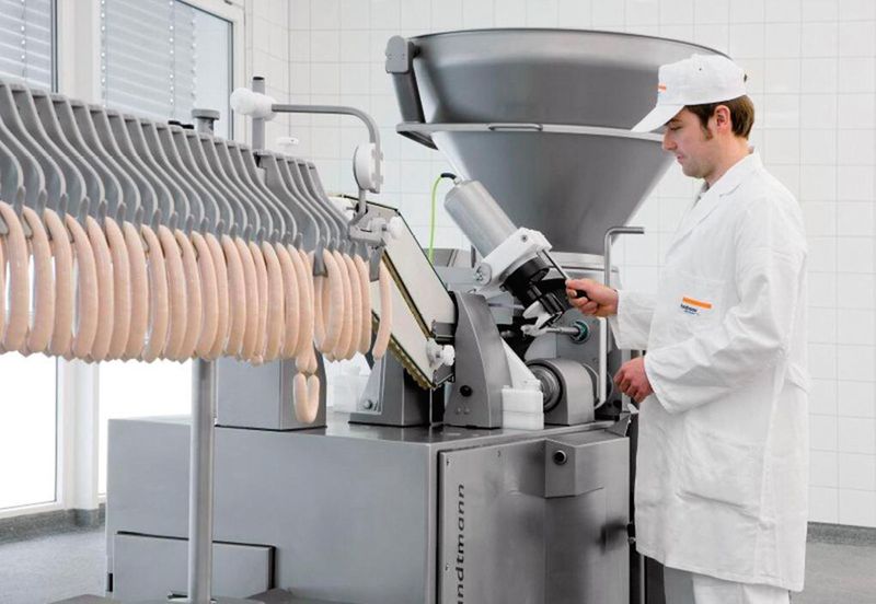 Bei dieser Maschine des Abfüllsystems «Aufhängelinie», gewartet von der Bruno Gubler AG, werden die Bratwürste allesamt so bearbeitet, dass sie nachher gleich lang sind. (Bild: Bruno Gubler)