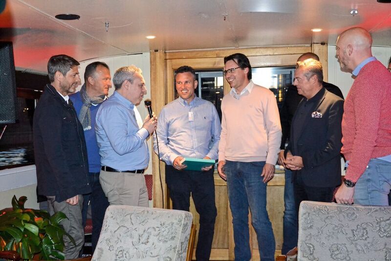 Der Vorstand des TLHV nutzte das Zusammenkommen als Anlass, um sich von Matthias Muermann zu verabschieden, der aus dem Gremium ausschied. (Yvonne Simon / »kfz-betrieb«)