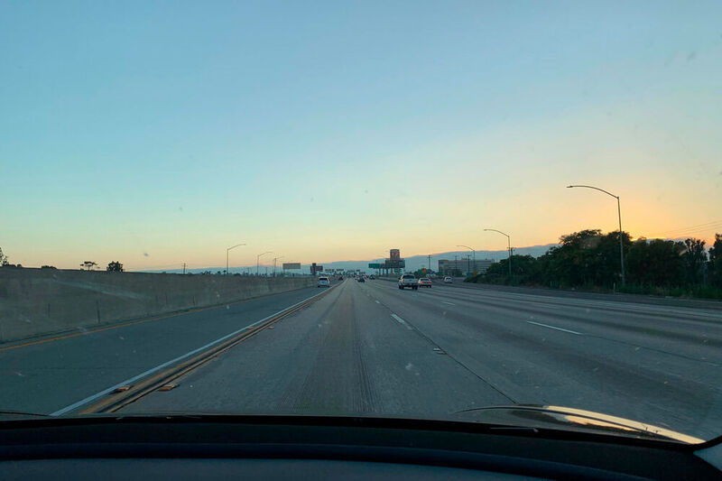 Typischer US-Highway: Unendliche Weiten liegen vor dem Tesla Model 3 auf dem Weg von der Ost- zur Westküste. (Thomsen)