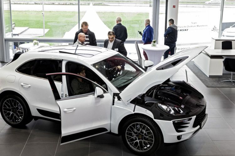 Das neue SUV Macan ist einer der Hauptgründe, warum Porsche derzeit sein Netz an Handelsstandorten modernisiert und dafür – zusammen mit seinen Handelspartnern – rund 200 Millionen Euro ausgibt. (Foto: Porsche-Zentrum Mannheim)