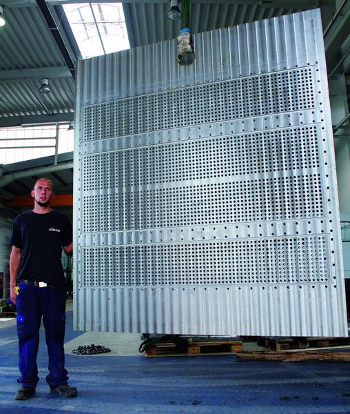 Bild 2: Die Bohrungen im Durchmesser von 19 oder 14,2 mm werden in einer Aufspannung in die Wärmetauscherplatte eingebracht.  Bild: Baum Zerspanungstechnik (Archiv: Vogel Business Media)