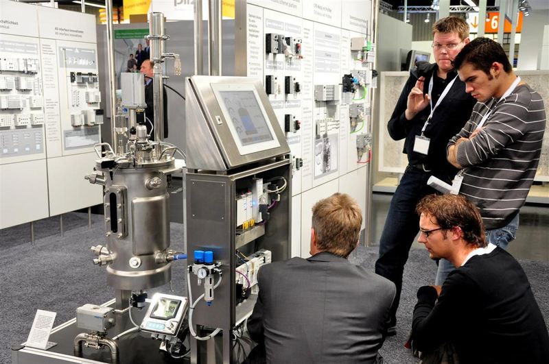 Ein Mitarbeiter von Festo erklärt, welche Automatisierungstechnik sich im Schaltschrank für einen Fermenter verbirgt. Das Unternehmen bietet ein breites Spektrum für die Biotech- und Pharmaindustrie an, vom feldbusfähigen Terminal CPX/MPA mit pneumatischem Multipol über die Antriebstechnik bis hin zu kompletten Schaltschranklösungen. (Archiv: Vogel Business Media)