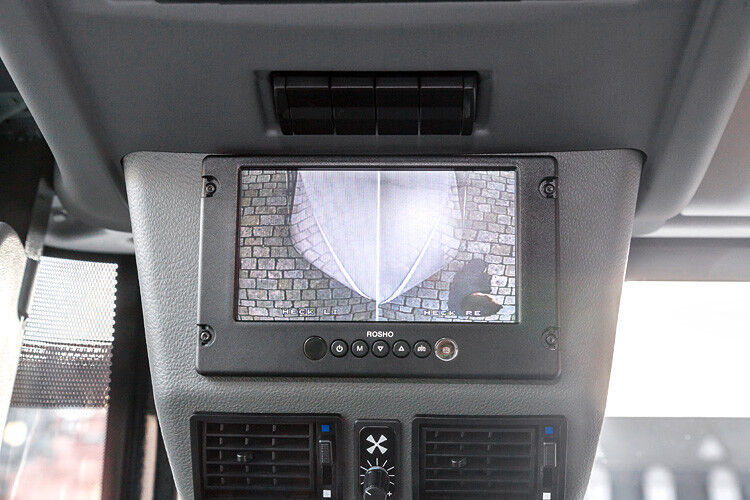 Außen geben zwei Kameras links und rechts am Heck Übersicht über das Geschehen rund um den Hinterwagen. (Foto: Daimler)