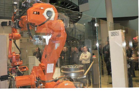 Im ABB-Technikum: Robotervorführung live  (Archiv: Vogel Business Media)